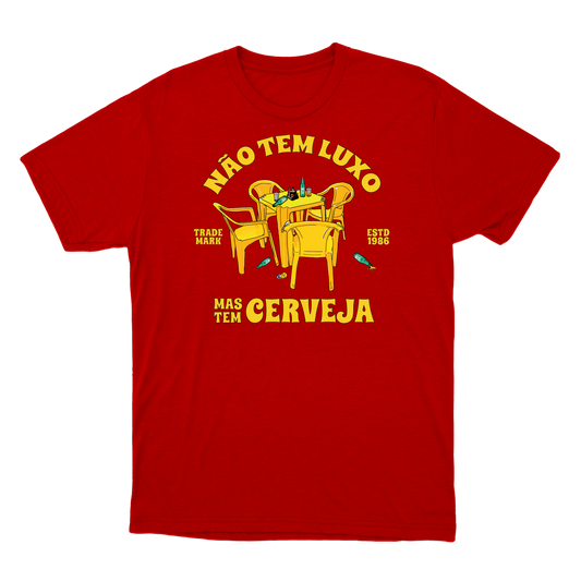 "Não tem luxo mas tem cerveja" Camiseta Básica Unissex