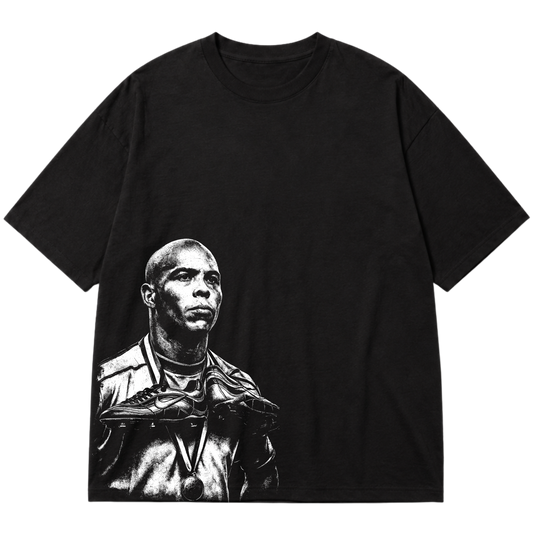 "Ícone dos gramados, eternizado no streetwear." Oversized Premium 96% algodão 4% Elastano