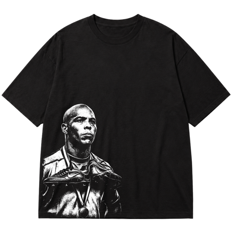 "Ícone dos gramados, eternizado no streetwear." Oversized Premium 96% algodão 4% Elastano