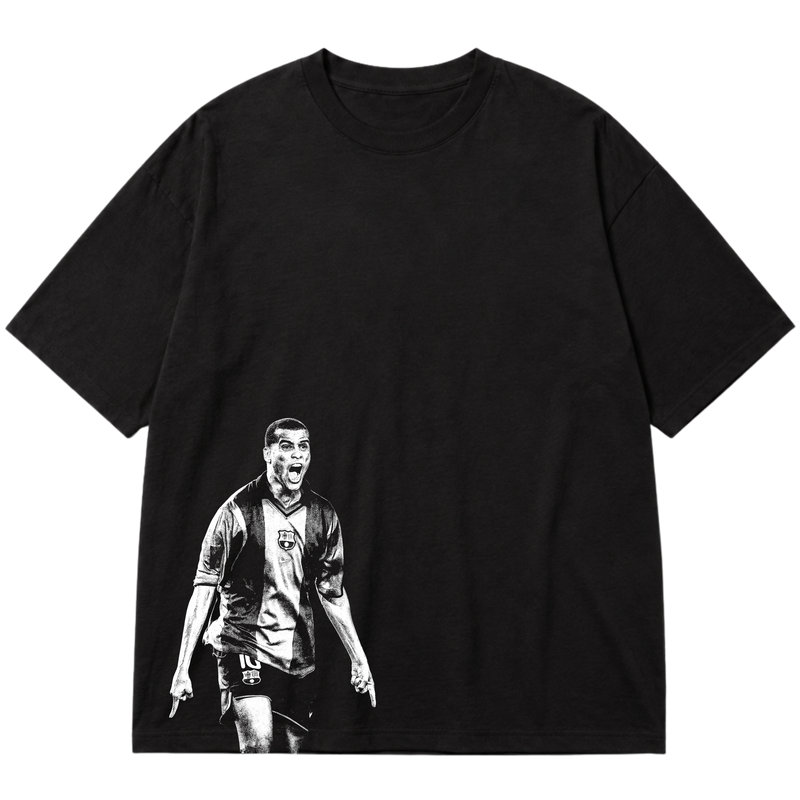 "Ícone dos gramados, eternizado no streetwear." Oversized Premium 96% algodão 4% Elastano
