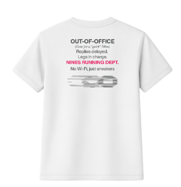 Camiseta com estampa frontal de texto discreto e símbolo, e estampa traseira contendo diversas frases e logos, enfatizando uma pausa para atividade física.