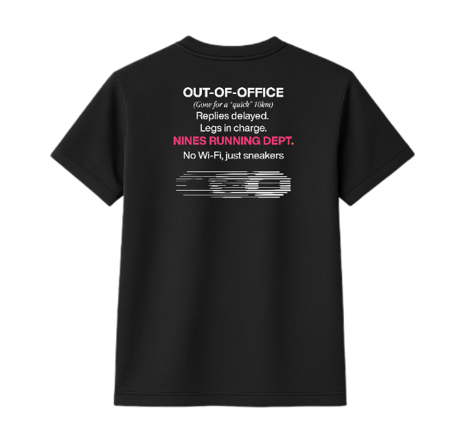 Camiseta com estampa frontal de texto discreto e símbolo, e estampa traseira contendo diversas frases e logos, enfatizando uma pausa para atividade física.