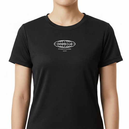 Camiseta com estampa frontal de logotipo com o texto "Owners Club" centralizado dentro de um oval, acompanhado por detalhes e inscrições adicionais menores.