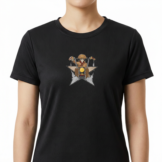 Camiseta com estampa frontal de um cachorro vestido como motociclista segurando guidões, emergindo de uma estrela de cinco pontas com design gráfico detalhado.