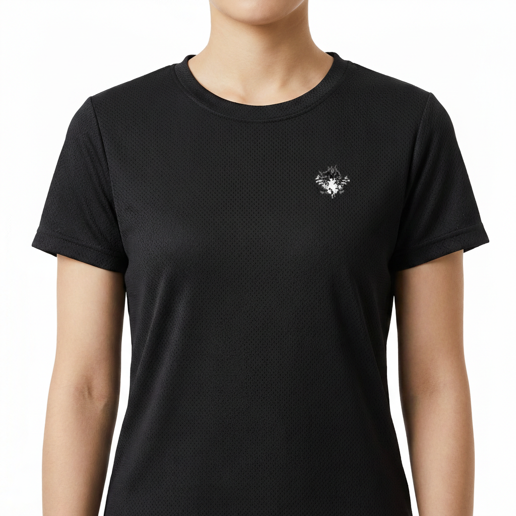 Camiseta com estampa frontal de pequeno emblema delicado composto por motivos florais, centralizado no lado esquerdo superior do peito.