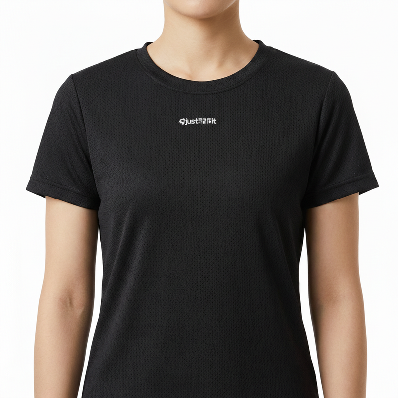 Camiseta com estampa frontal de um logotipo pequeno estilizado com texto ao lado, posicionado centralmente próximo à região do peito.