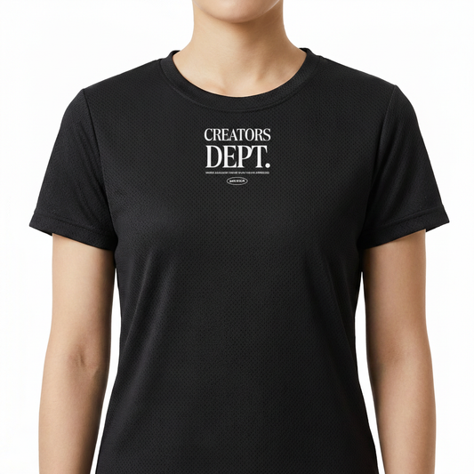 Camiseta com estampa frontal de texto estilizado "CREATORS DEPT." seguido de uma frase menor e um pequeno logotipo oval com inscrição central.