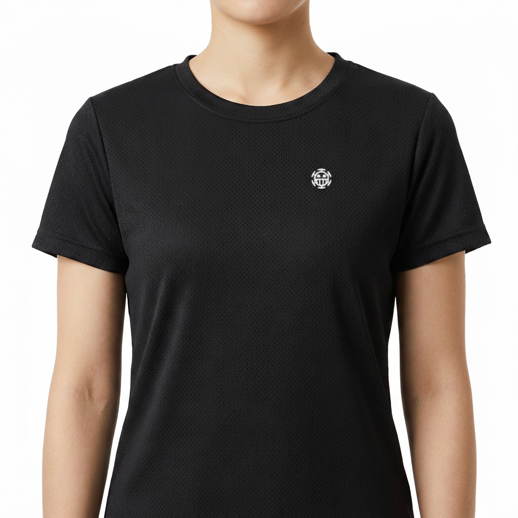 Camiseta com estampa frontal de símbolo circular geométrico com linhas entrelaçadas envolvendo um motivo central.