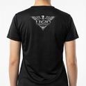 Camiseta com estampa frontal de um pequeno logo circular e estampa traseira de uma águia com asas abertas acima da palavra "LEGIO".