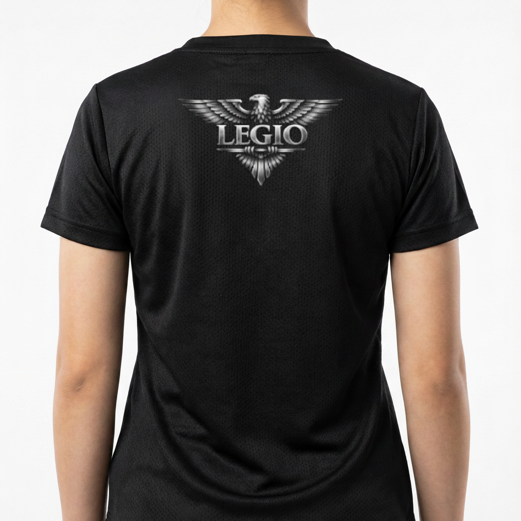 Camiseta com estampa frontal de um pequeno logo circular e estampa traseira de uma águia com asas abertas acima da palavra "LEGIO".