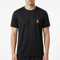 Camiseta com estampa frontal de um pequeno personagem estilizado e a frase "THE GENTLEMAN HUNTER" acima e abaixo dele.