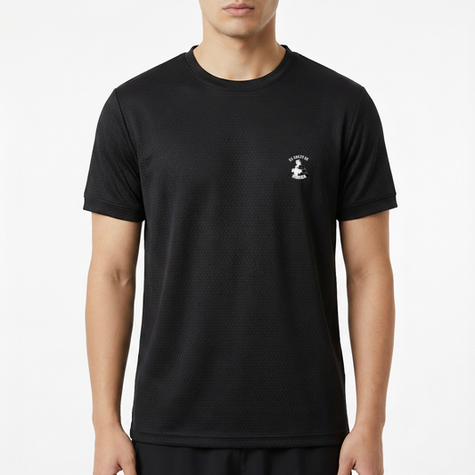 Camiseta com estampa frontal de um pequeno personagem estilizado e a frase "THE GENTLEMAN HUNTER" acima e abaixo dele.