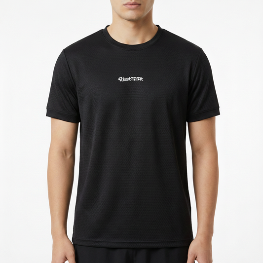 Camiseta com estampa frontal de um logotipo pequeno estilizado com texto ao lado, posicionado centralmente próximo à região do peito.