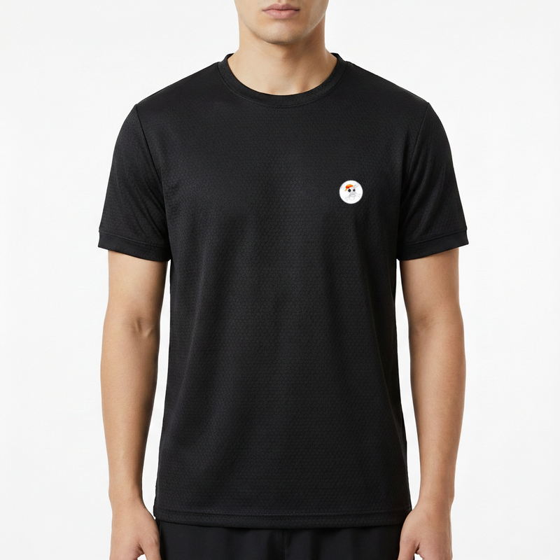 Camiseta com estampa frontal de um pequeno rosto de um personagem com chapéu laranja e óculos, em formato circular próximo ao peito.