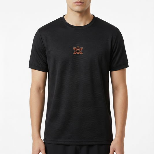 Camiseta com estampa frontal de flor com cinco pétalas arredondadas sobrepostas, em tons de vermelho e detalhes internos que criam um efeito de profundidade.