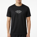 Camiseta com estampa frontal de logotipo com o texto "Owners Club" centralizado dentro de um oval, acompanhado por detalhes e inscrições adicionais menores.