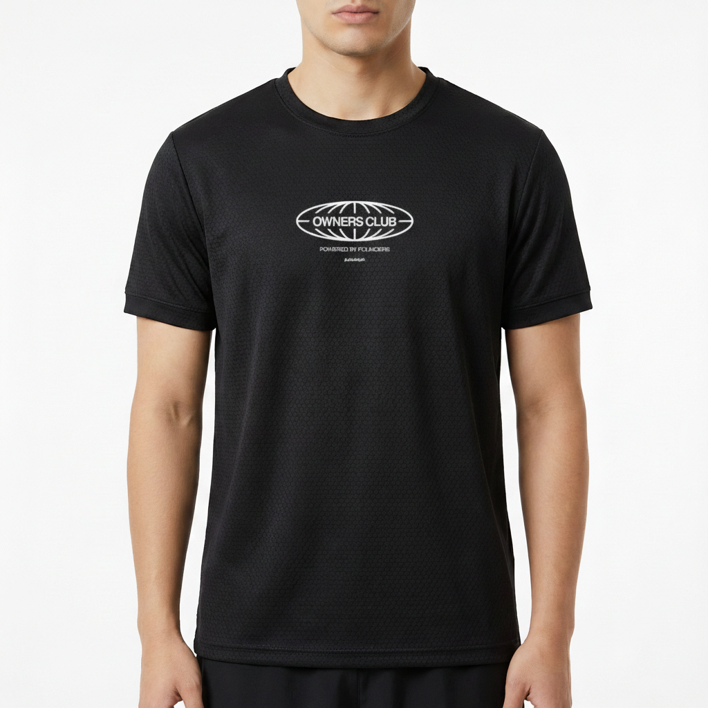 Camiseta com estampa frontal de logotipo com o texto "Owners Club" centralizado dentro de um oval, acompanhado por detalhes e inscrições adicionais menores.