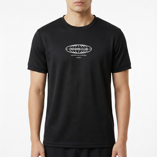 Camiseta com estampa frontal de logotipo com o texto "Owners Club" centralizado dentro de um oval, acompanhado por detalhes e inscrições adicionais menores.