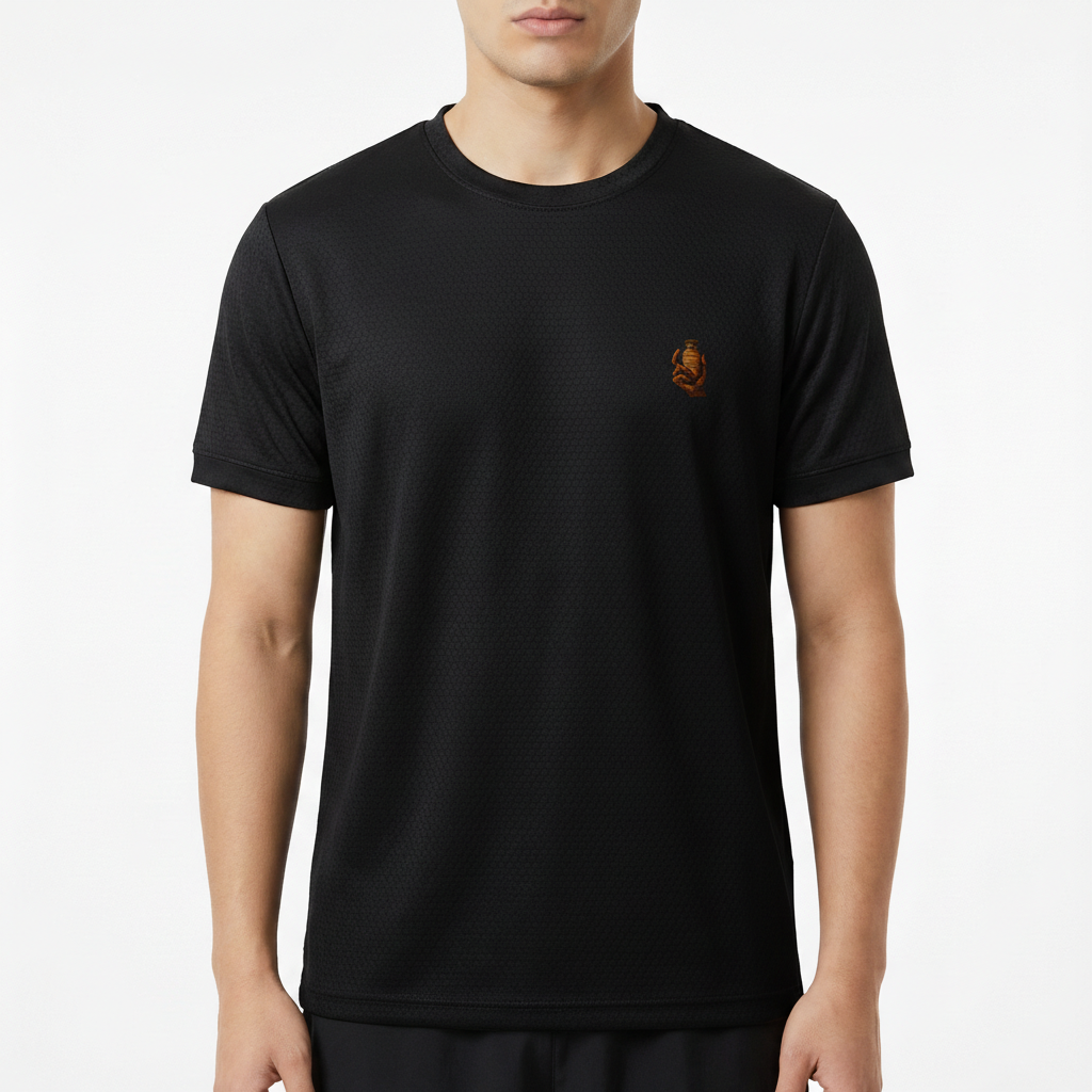 Camiseta com estampa frontal de um pequeno retrato estilizado, detalhado com traços precisos, apresentando uma figura humana em perfil voltada para a direita.
