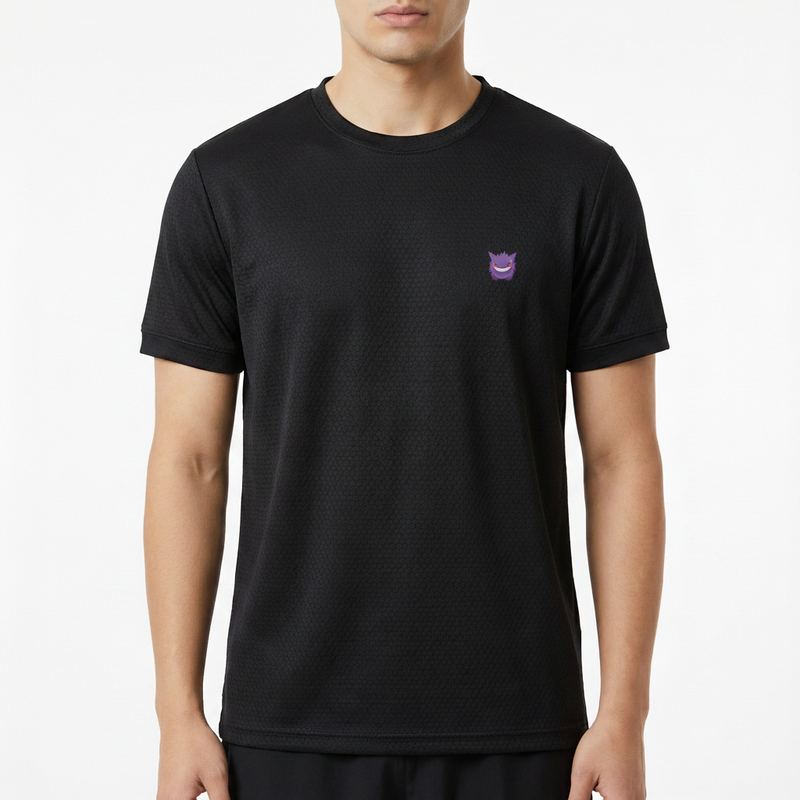 Camiseta com estampa frontal de rosto estilizado em formato simples, com feições marcantes, incluindo olhos fechados e um sorriso largo e enigmático.