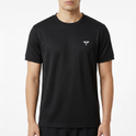 Camiseta com estampa frontal de símbolo alado estilizado no lado esquerdo do peito, apresentando linhas simétricas que formam um design moderno.