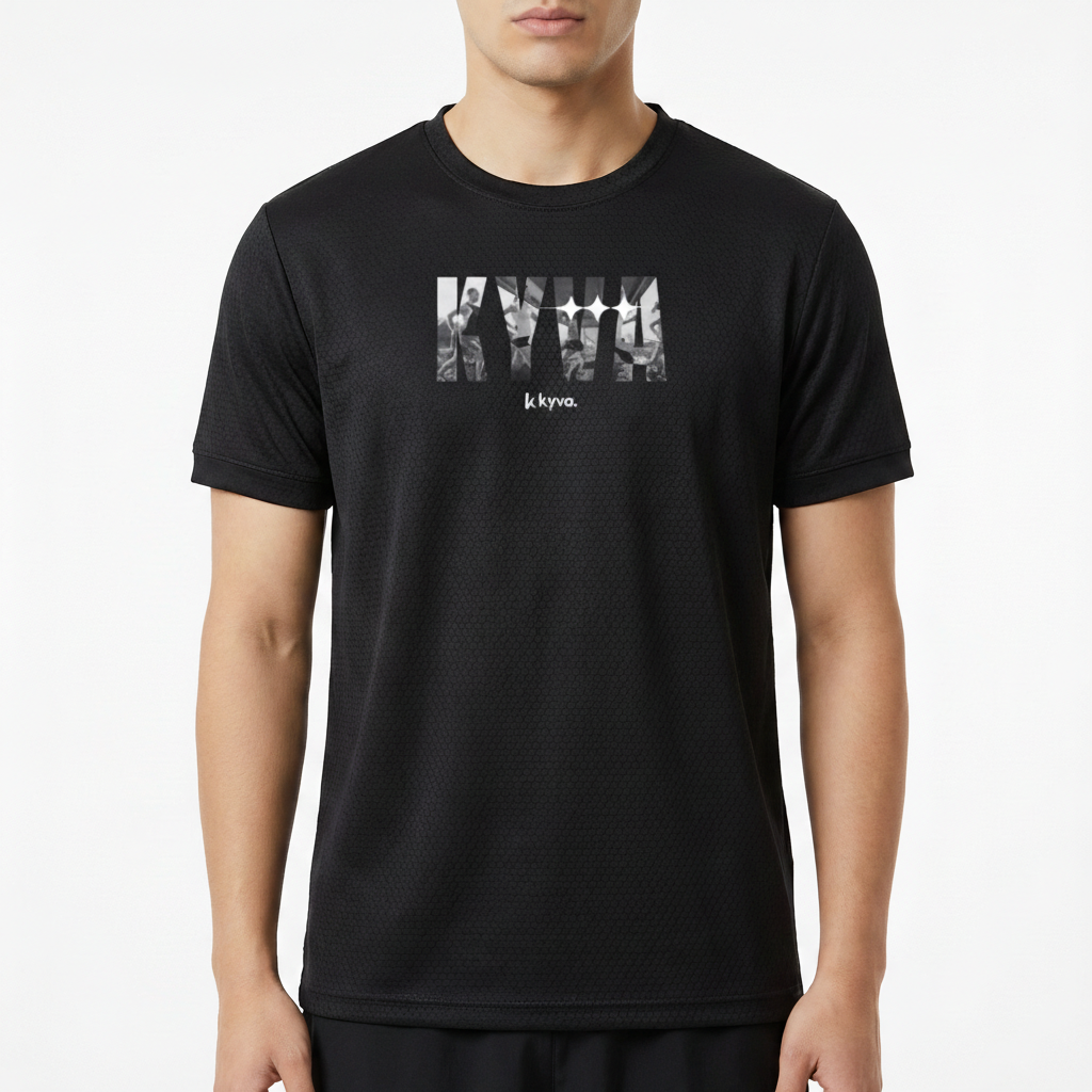 Camiseta com estampa frontal de letras estilizadas, preenchidas com imagens em tons monocromáticos, acompanhadas de inscrição em formato menor abaixo.