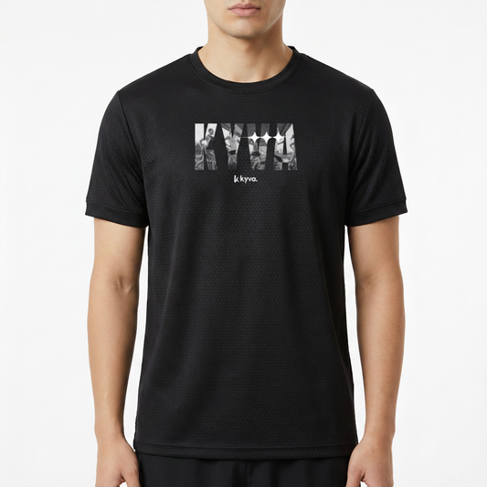 Camiseta com estampa frontal de letras estilizadas, preenchidas com imagens em tons monocromáticos, acompanhadas de inscrição em formato menor abaixo.