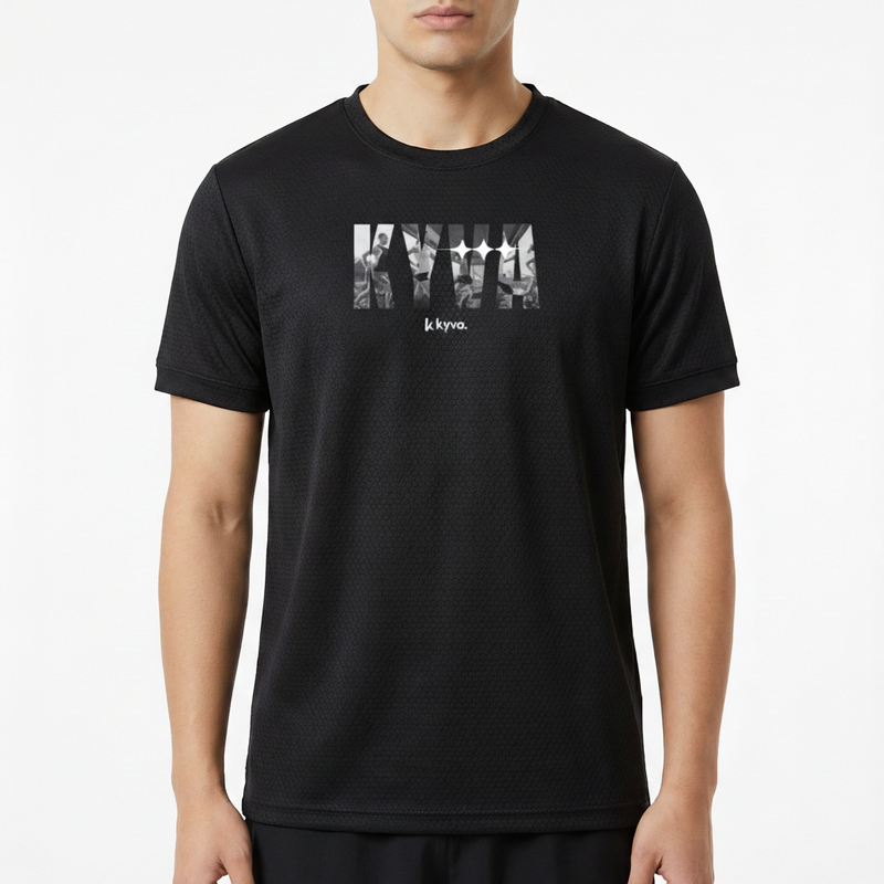 Camiseta com estampa frontal de letras estilizadas, preenchidas com imagens em tons monocromáticos, acompanhadas de inscrição em formato menor abaixo.