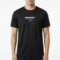 Camiseta com estampa frontal de texto em destaque "OBSESSED" em letras maiúsculas, acompanhada por pequenos detalhes e marcas registradas abaixo.