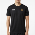Camiseta com estampa frontal de logotipo geométrico e inscrição "COTE", e estampa traseira de símbolo central cercado por diversos emblemas circulares.
