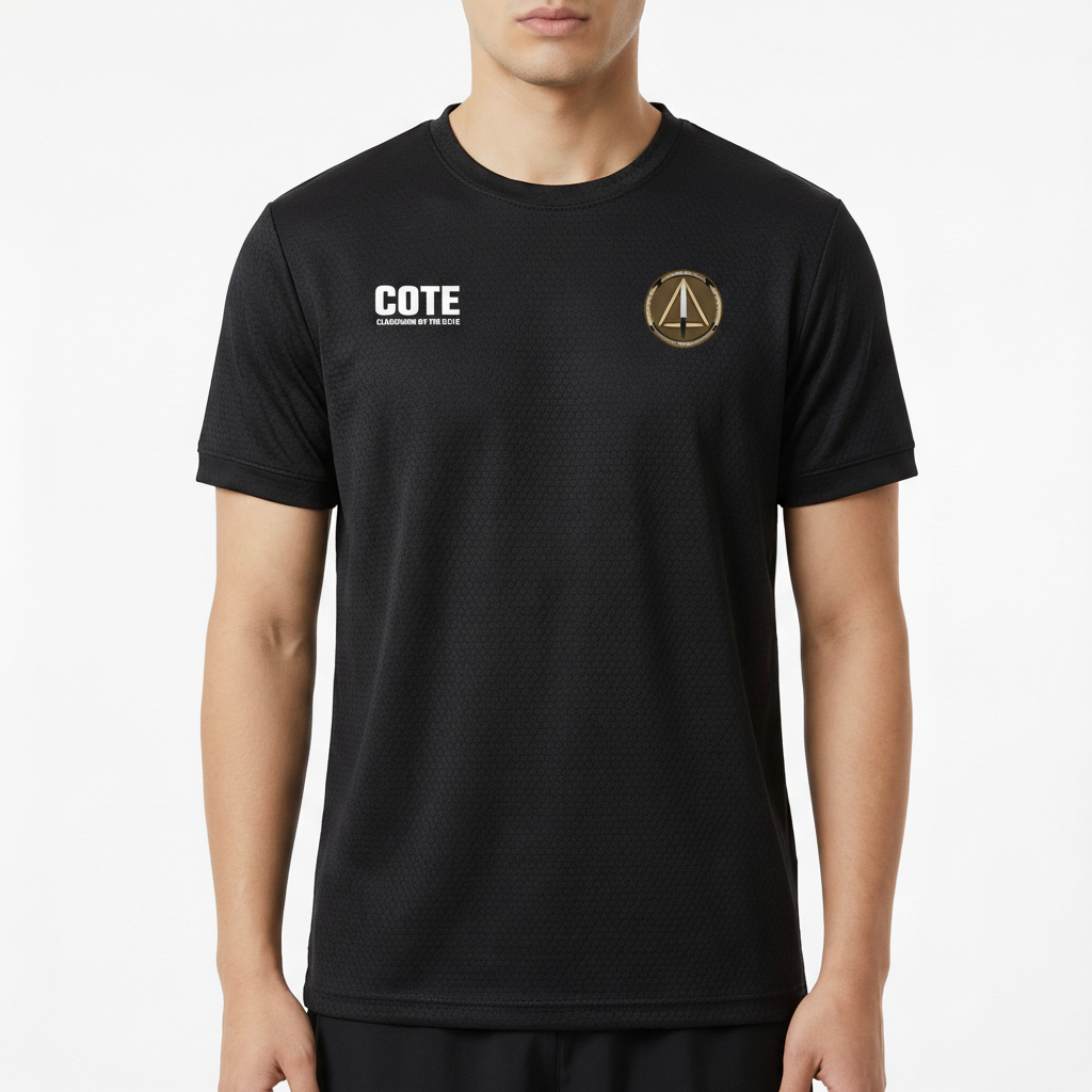 Camiseta com estampa frontal de logotipo geométrico e inscrição "COTE", e estampa traseira de símbolo central cercado por diversos emblemas circulares.