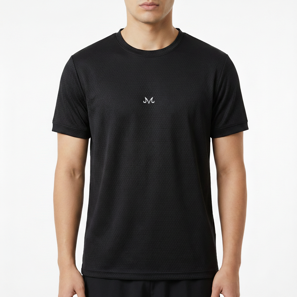 Camiseta com estampa frontal de símbolo estilizado semelhante à letra "M" posicionada centralmente na parte superior do peito.