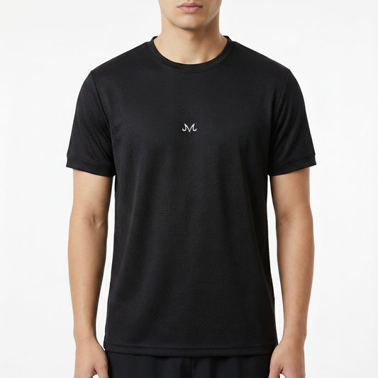 Camiseta com estampa frontal de símbolo estilizado semelhante à letra "M" posicionada centralmente na parte superior do peito.
