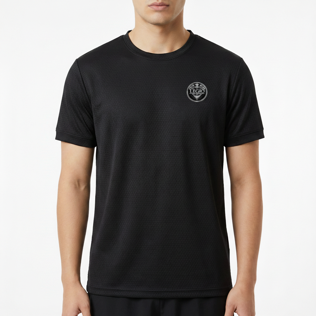 Camiseta com estampa frontal de um pequeno logo circular e estampa traseira de uma águia com asas abertas acima da palavra "LEGIO".