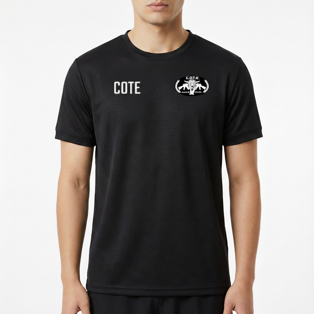Camiseta com estampa frontal de um emblema oval contendo um animal com asas e a palavra "COTE", e estampa traseira de faca, arranhões e "Operações Especiais".