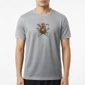 Camiseta com estampa frontal de um cachorro vestido como motociclista segurando guidões, emergindo de uma estrela de cinco pontas com design gráfico detalhado.