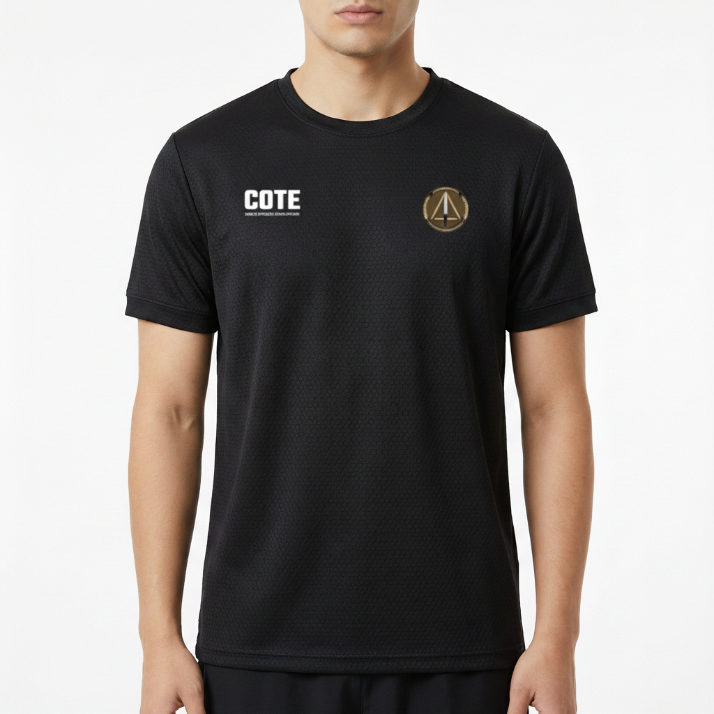 Camiseta com estampa frontal de uma inscrição "COTE" e um emblema com uma lança dourada, e estampa traseira de um círculo com diversos símbolos e inscrições.