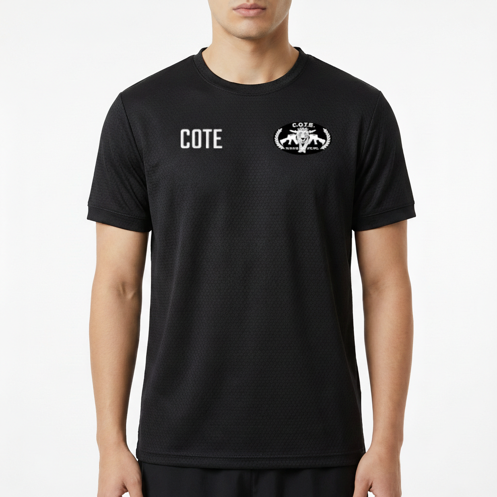 Camiseta com estampa frontal de texto "COTE" e logo com duas águias e estampa traseira de texto "OPERAÇÕES ESPECIAIS" com faca e arranhões.
