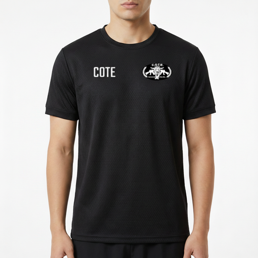 Camiseta com estampa frontal de texto "COTE" e logo com duas águias e estampa traseira de texto "OPERAÇÕES ESPECIAIS" com faca e arranhões.