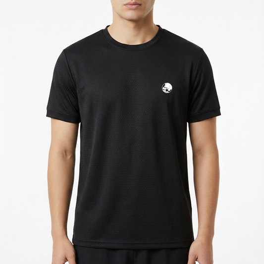 Camiseta com estampa frontal de um pequeno círculo contendo uma caveira estilizada, posicionada na região do peito, conferindo um toque discreto e moderno.