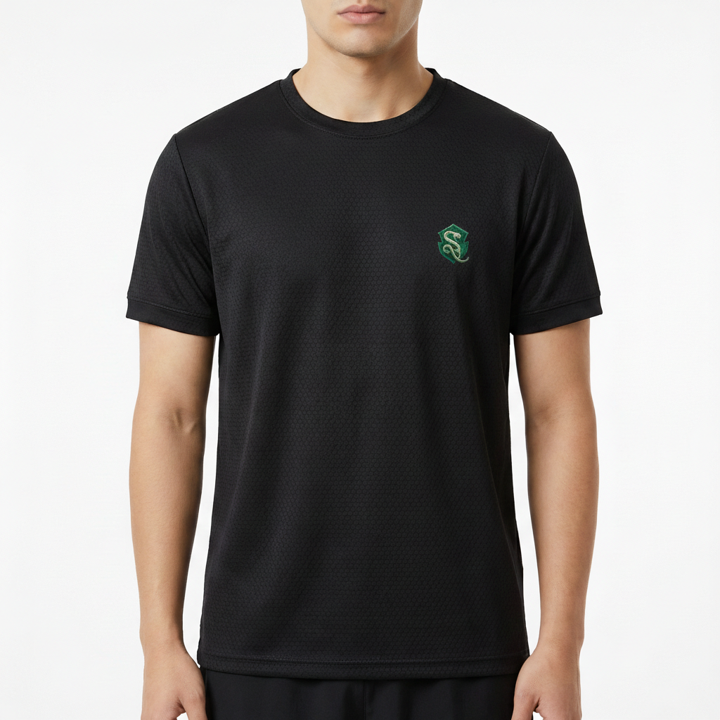 Camiseta com estampa frontal de um pequeno emblema com a letra "S" estilizada, apresentando um design moderno e intrincado que destaca detalhes curvos.