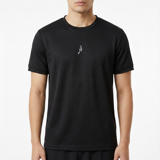 Camiseta com estampa frontal de pequeno detalhe estilizado, possivelmente um desenho linear ou gráfico minimalista localizado no centro superior.