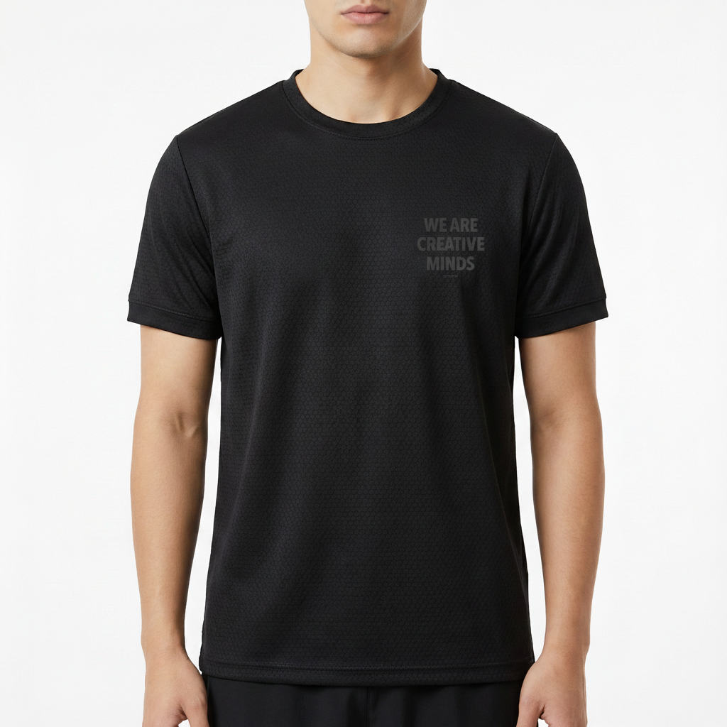 Camiseta com estampa frontal de "WE ARE CREATIVE MINDS" em letras pequenas e estampa traseira da mesma frase ampliada no centro.