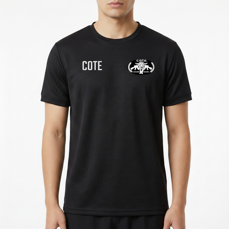 Camiseta com estampa frontal de logotipo COTE e nome ao lado esquerdo do peito e estampa traseira de faca sobre arranhões com texto "OPERAÇÕES ESPECIAIS".
