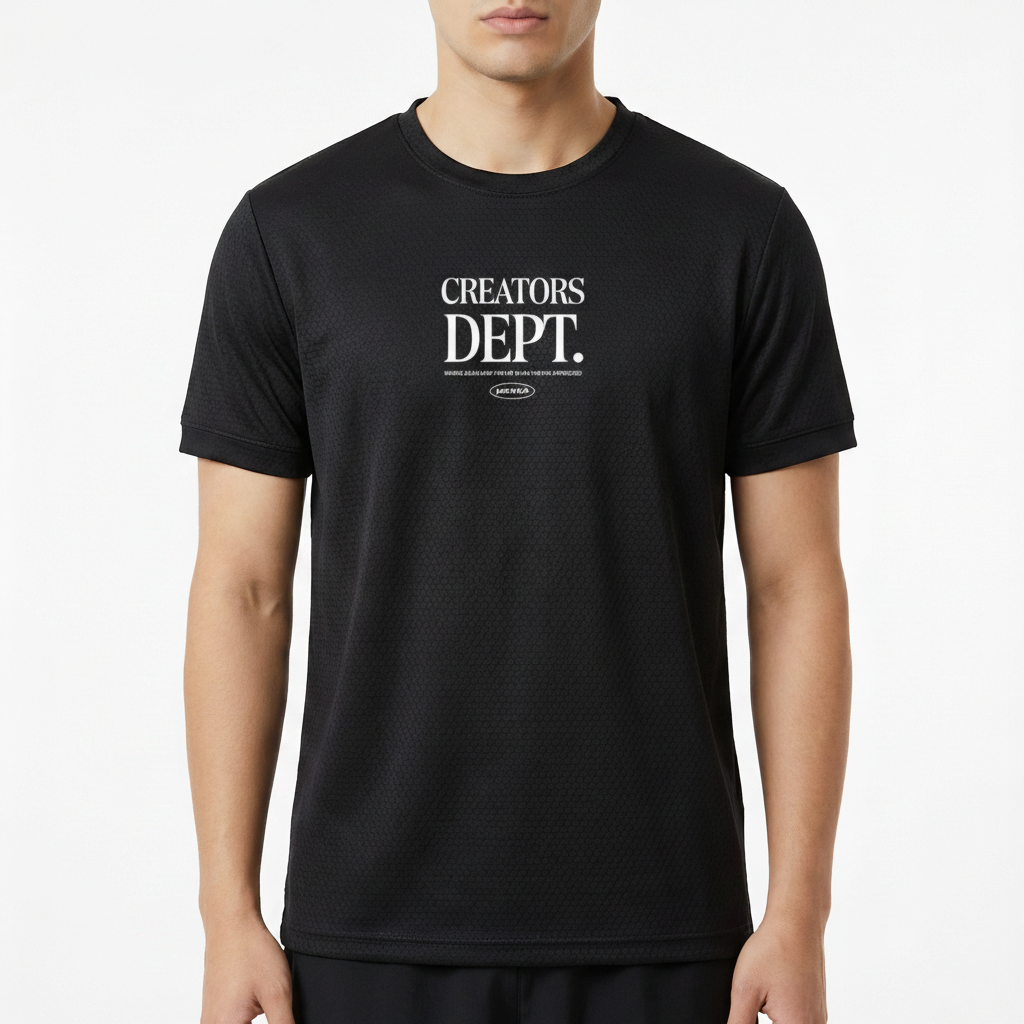 Camiseta com estampa frontal de texto estilizado "CREATORS DEPT." seguido de uma frase menor e um pequeno logotipo oval com inscrição central.