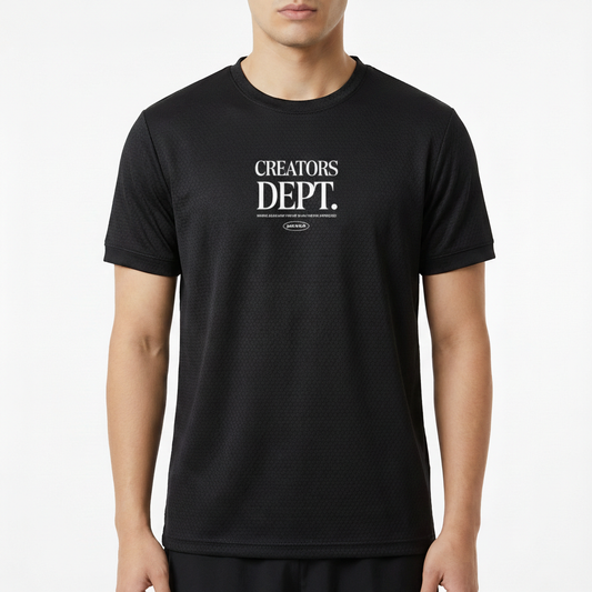 Camiseta com estampa frontal de texto estilizado "CREATORS DEPT." seguido de uma frase menor e um pequeno logotipo oval com inscrição central.