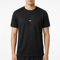 Camiseta com estampa frontal da palavra "ARISE" centralizada em fonte simples, criando um visual minimalista e moderno.