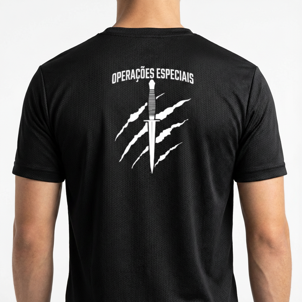 Camiseta com estampa frontal de texto "COTE" e logo com duas águias e estampa traseira de texto "OPERAÇÕES ESPECIAIS" com faca e arranhões.