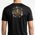 Camiseta com estampa frontal de uma inscrição "COTE" e um emblema com uma lança dourada, e estampa traseira de um círculo com diversos símbolos e inscrições.