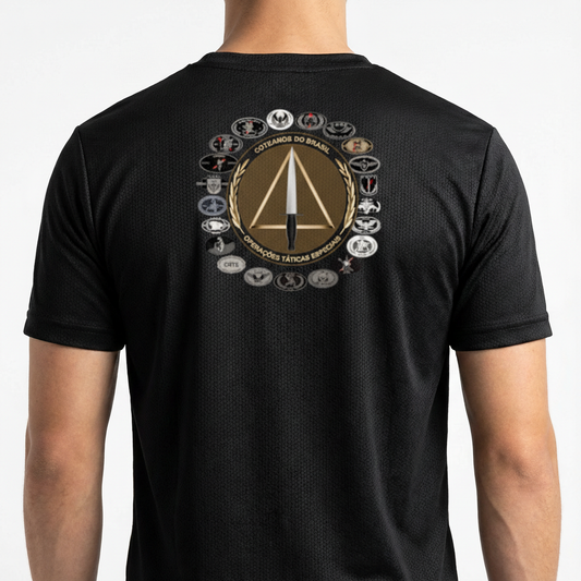 Camiseta com estampa frontal de uma inscrição "COTE" e um emblema com uma lança dourada, e estampa traseira de um círculo com diversos símbolos e inscrições.